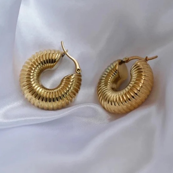 Gold plated ribbed earrings - Picture 2 of 4